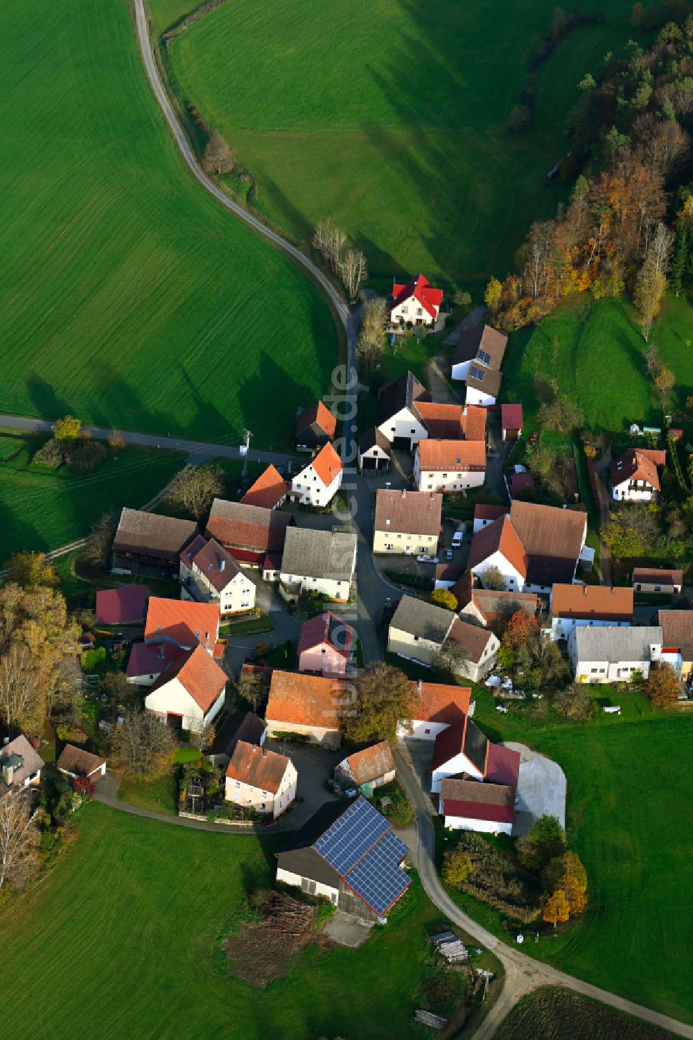 Grünreuth von oben - Herbstluftbild Dorf - Ansicht am Rande von Waldgebieten in Grünreuth im Bundesland Bayern, Deutschland