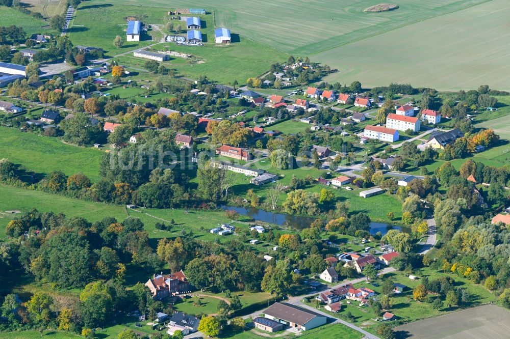 Brohm aus der Vogelperspektive: Herbstluftbild Dorfansicht in Brohm im Bundesland Mecklenburg-Vorpommern, Deutschland