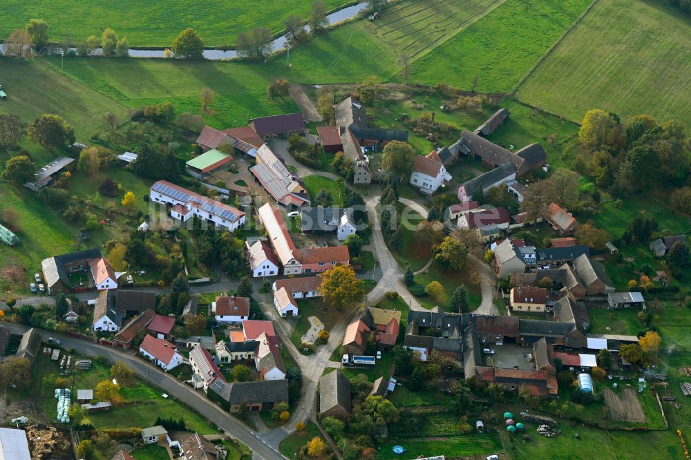 Kleinkorga von oben - Herbstluftbild Dorfansicht in Kleinkorga im Bundesland Sachsen-Anhalt, Deutschland
