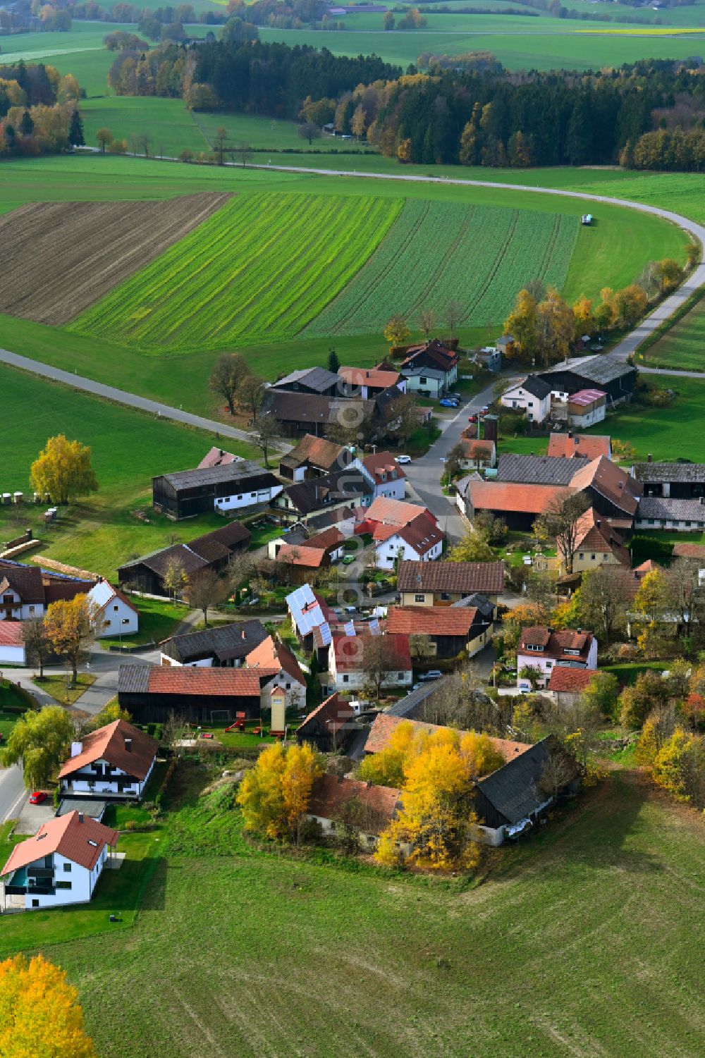 Oberbernrieth von oben - Herbstluftbild Dorfansicht in Oberbernrieth im Bundesland Bayern, Deutschland