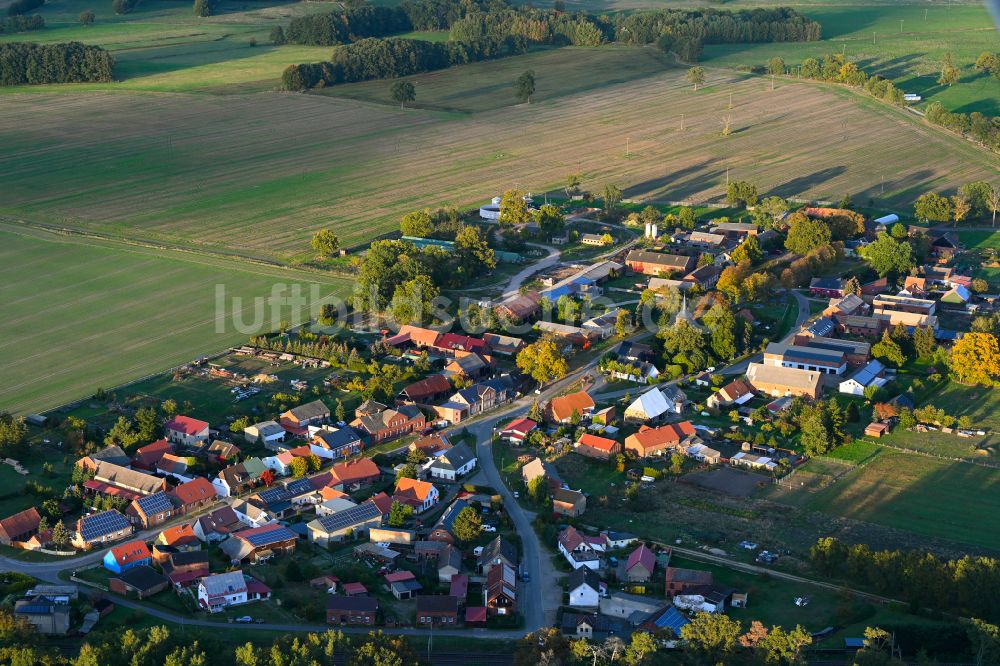 Reckenzin aus der Vogelperspektive: Herbstluftbild Dorfansicht in Reckenzin im Bundesland Brandenburg, Deutschland