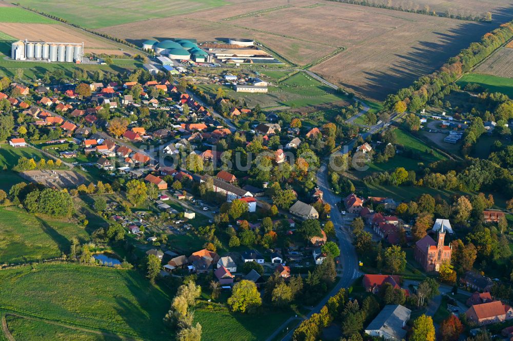 Redefin aus der Vogelperspektive: Herbstluftbild Dorfansicht von Redefin im Bundesland Mecklenburg-Vorpommern