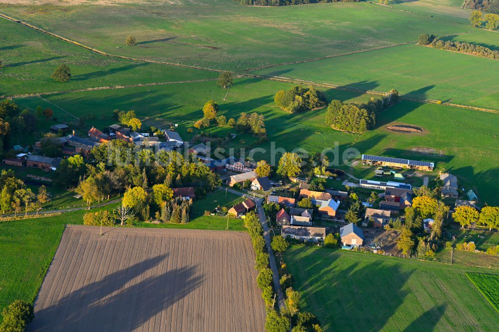 Luftbild Streesow - Herbstluftbild Dorfansicht in Streesow im Bundesland Brandenburg, Deutschland
