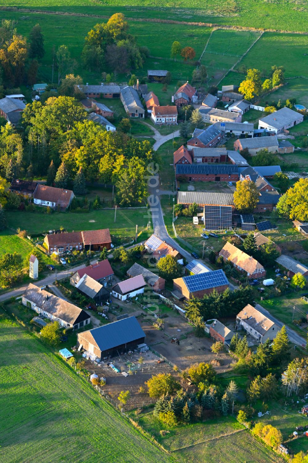Streesow von oben - Herbstluftbild Dorfansicht in Streesow im Bundesland Brandenburg, Deutschland