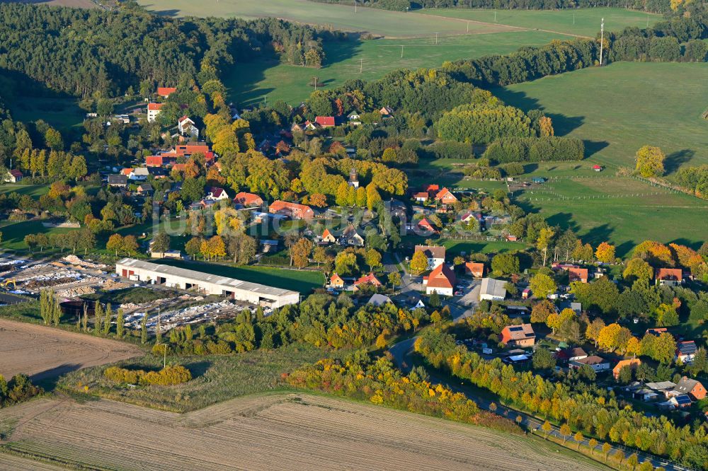 Luftaufnahme Warlitz - Herbstluftbild Dorfansicht in Warlitz im Bundesland Mecklenburg-Vorpommern, Deutschland