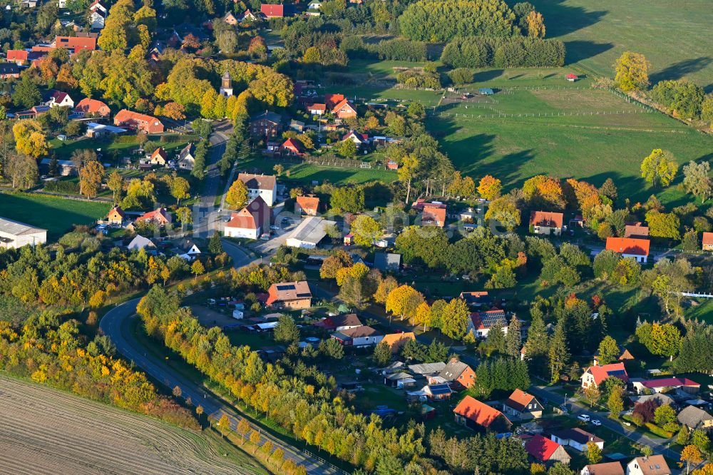 Warlitz von oben - Herbstluftbild Dorfansicht in Warlitz im Bundesland Mecklenburg-Vorpommern, Deutschland