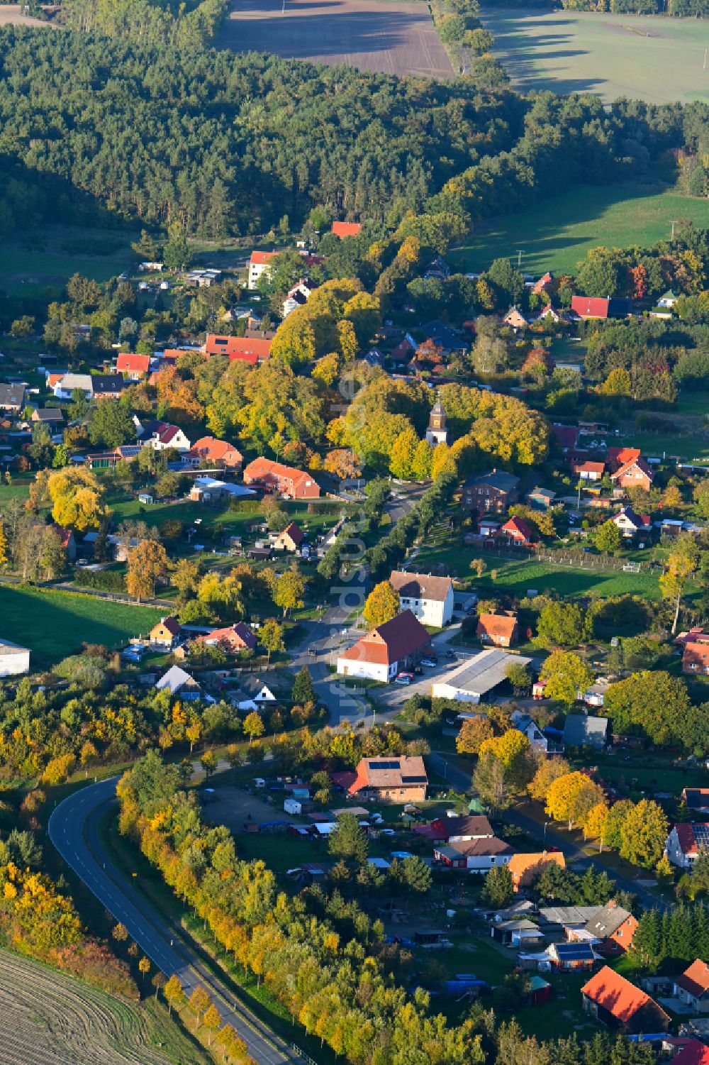 Warlitz aus der Vogelperspektive: Herbstluftbild Dorfansicht in Warlitz im Bundesland Mecklenburg-Vorpommern, Deutschland