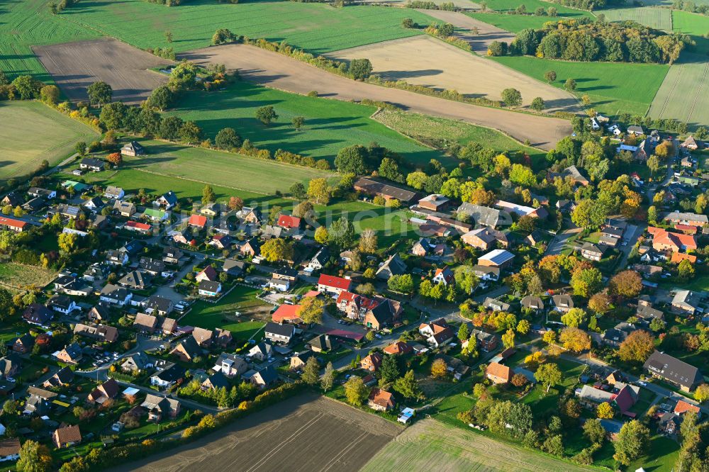 Luftaufnahme Kasseburg - Herbstluftbild Dorfkern am Feldrand in Kasseburg im Bundesland Schleswig-Holstein, Deutschland