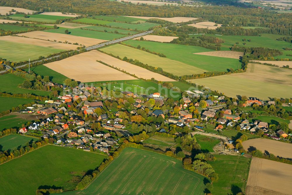 Möhnsen von oben - Herbstluftbild Dorfkern am Feldrand in Möhnsen im Bundesland Schleswig-Holstein, Deutschland