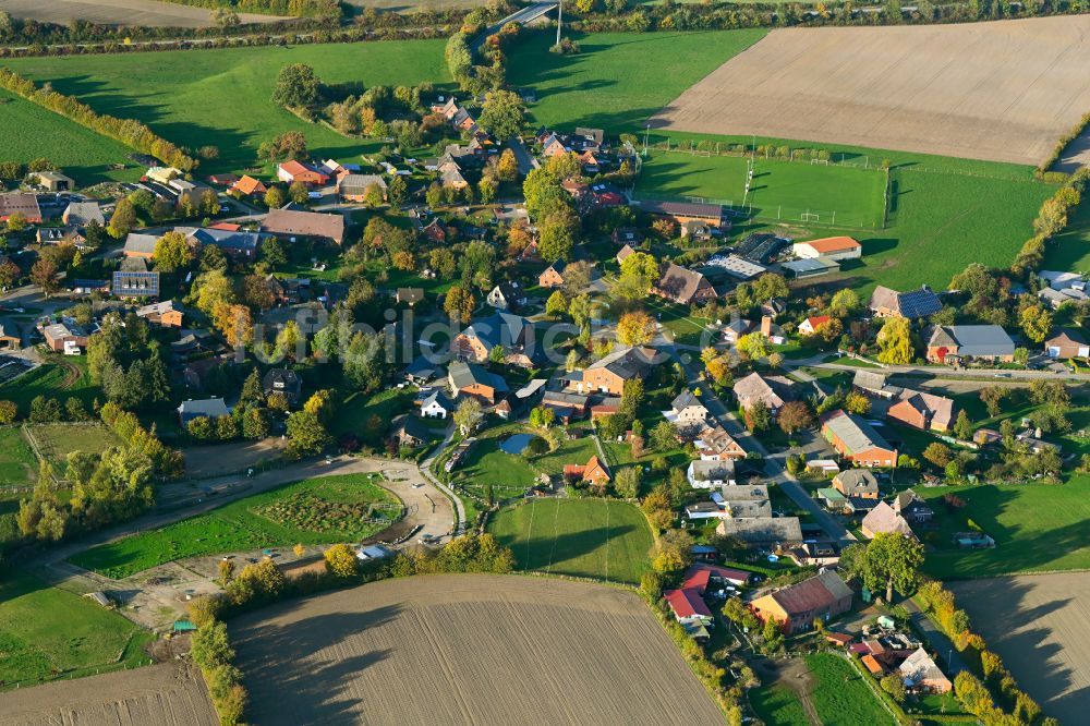 Luftbild Möhnsen - Herbstluftbild Dorfkern am Feldrand in Möhnsen im Bundesland Schleswig-Holstein, Deutschland