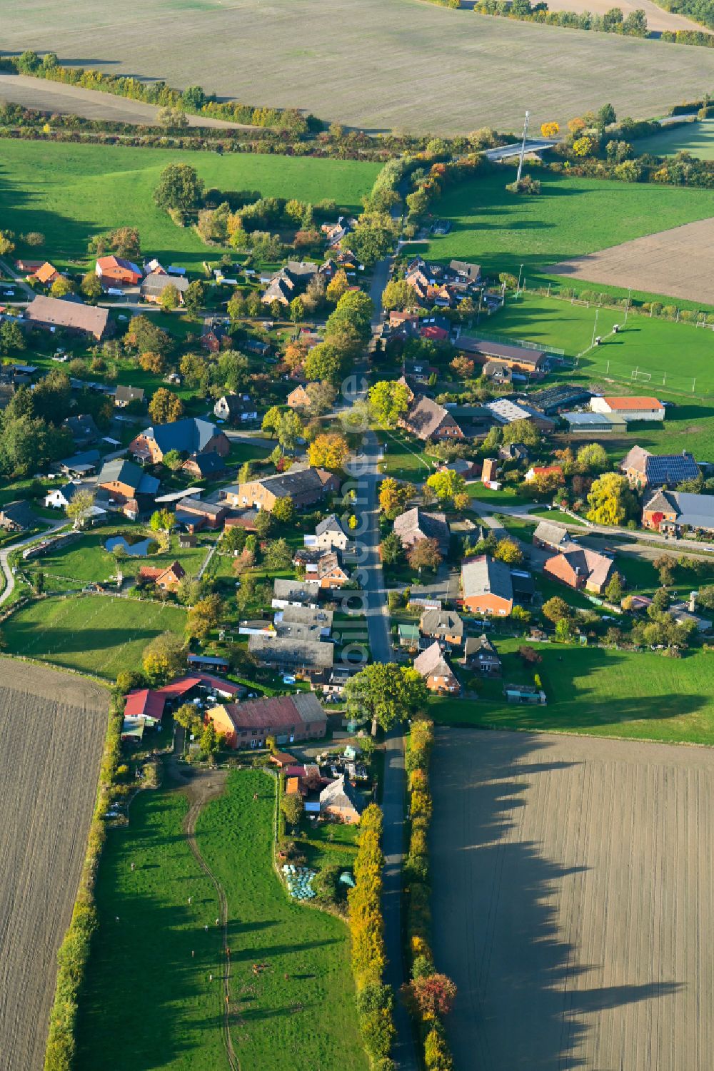 Luftaufnahme Möhnsen - Herbstluftbild Dorfkern am Feldrand in Möhnsen im Bundesland Schleswig-Holstein, Deutschland