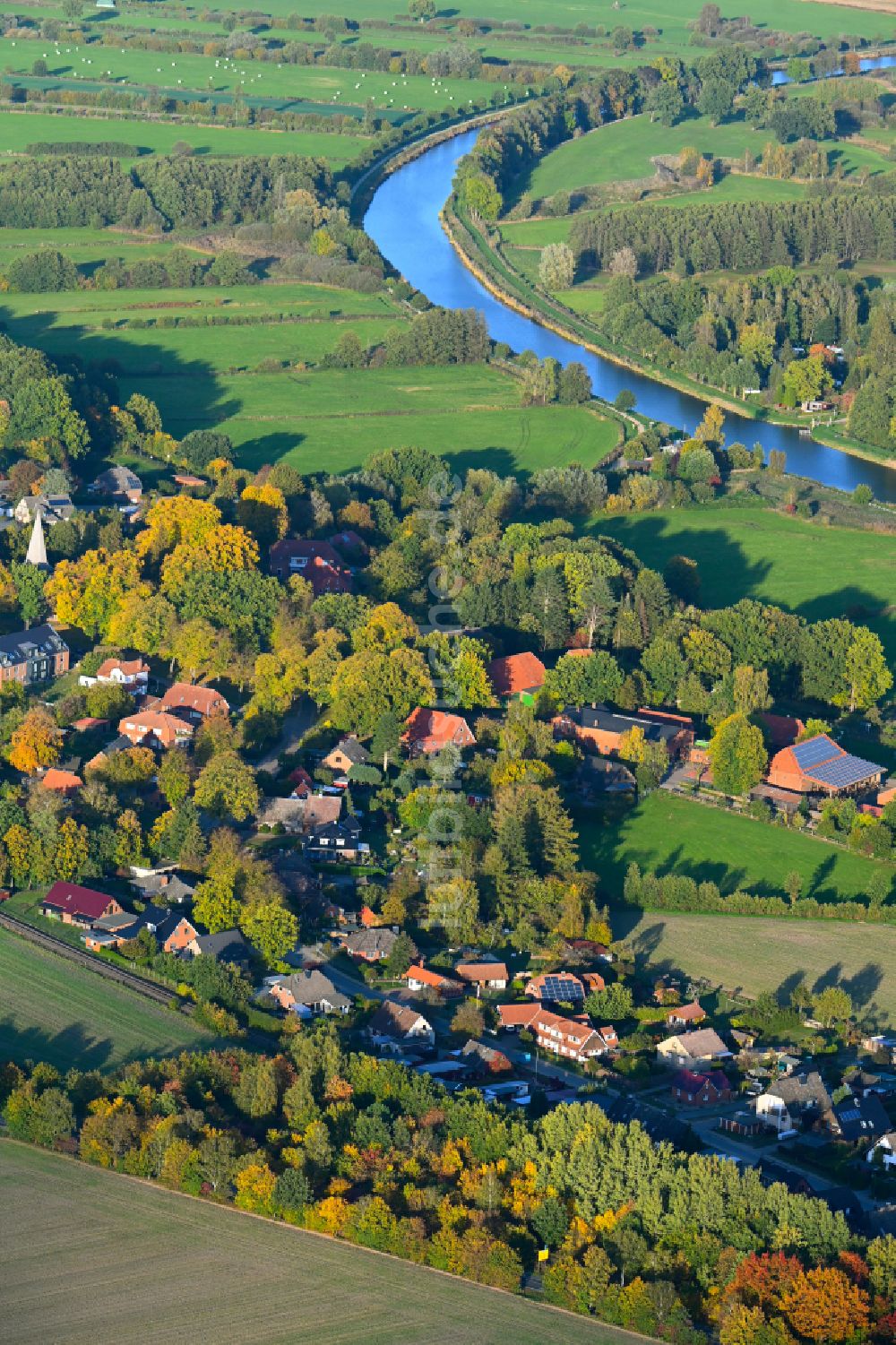 Luftaufnahme Siebeneichen - Herbstluftbild Dorfkern am Feldrand in Siebeneichen im Bundesland Schleswig-Holstein, Deutschland
