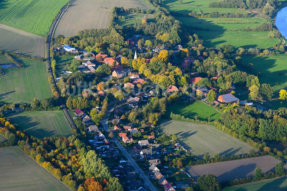 Siebeneichen von oben - Herbstluftbild Dorfkern am Feldrand in Siebeneichen im Bundesland Schleswig-Holstein, Deutschland