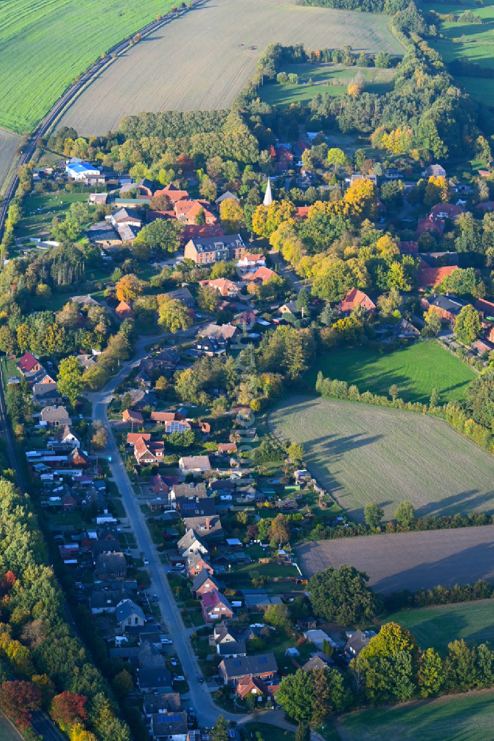 Siebeneichen aus der Vogelperspektive: Herbstluftbild Dorfkern am Feldrand in Siebeneichen im Bundesland Schleswig-Holstein, Deutschland