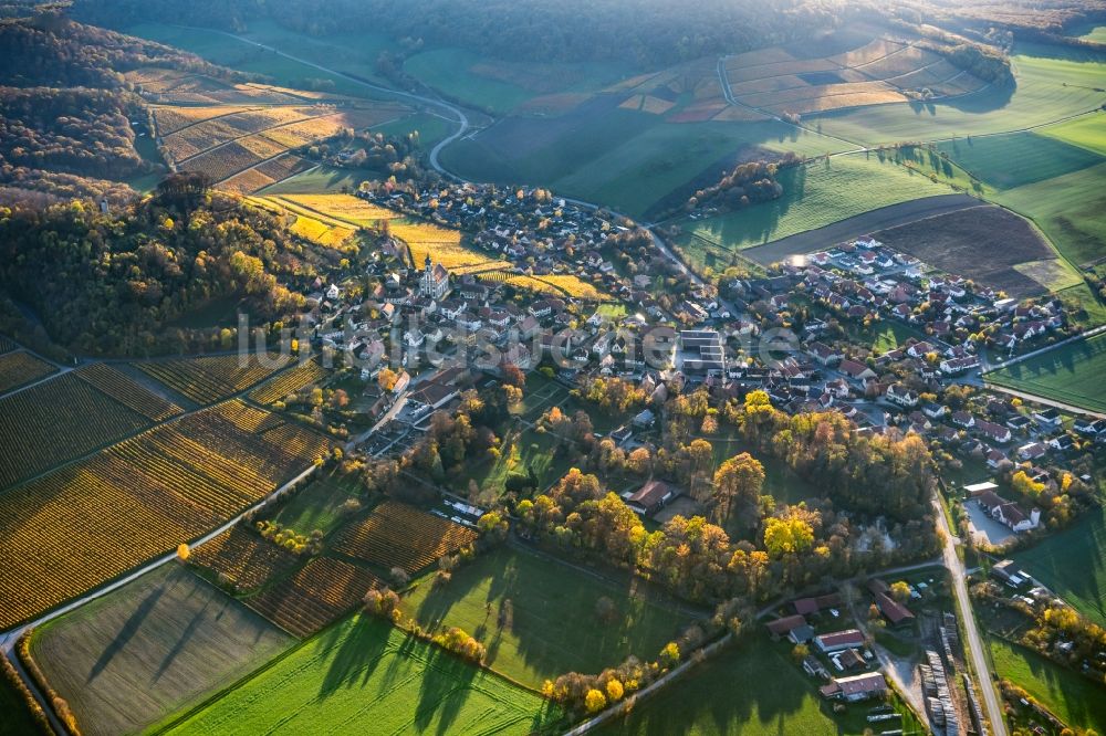 Luftaufnahme Castell - Herbstluftbild Dorfsiedlung am Weinbaugebiet in Castell im Bundesland Bayern, Deutschland