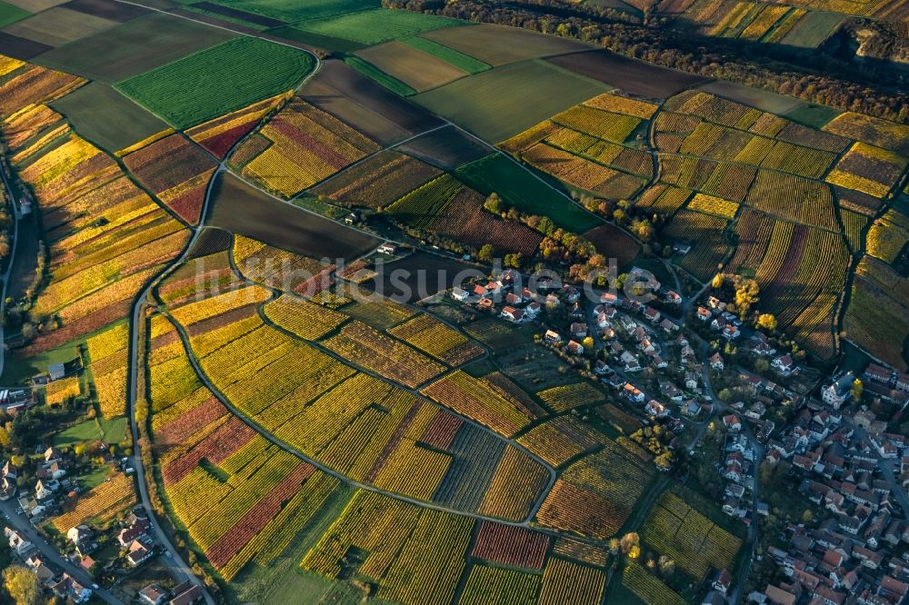 Mainstockheim aus der Vogelperspektive: Herbstluftbild Dorfsiedlung am Weinbaugebiet in Mainstockheim im Bundesland Bayern, Deutschland