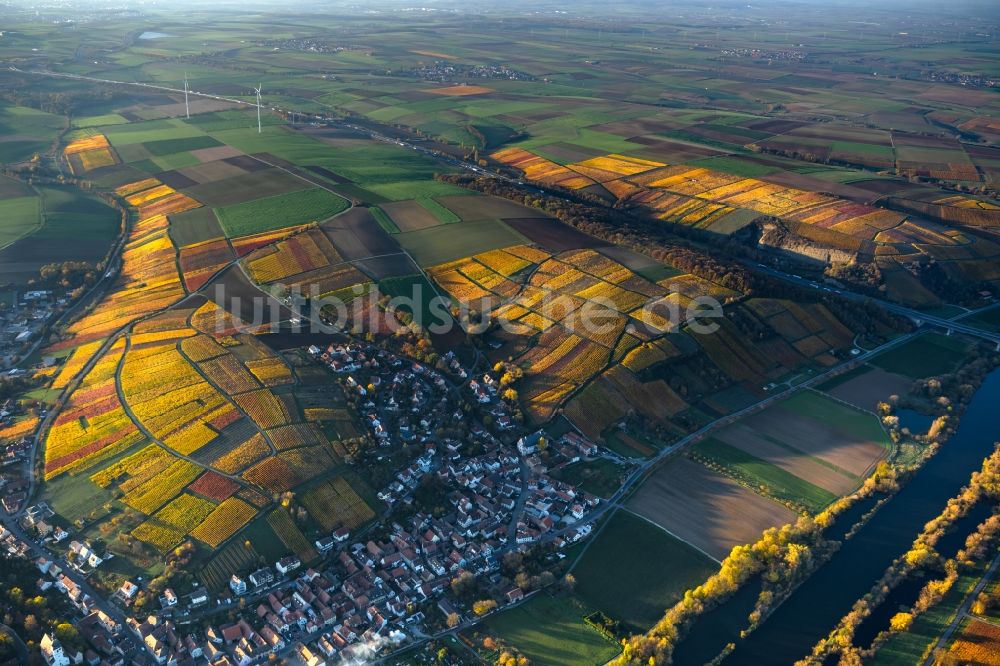 Luftbild Mainstockheim - Herbstluftbild Dorfsiedlung am Weinbaugebiet in Mainstockheim im Bundesland Bayern, Deutschland