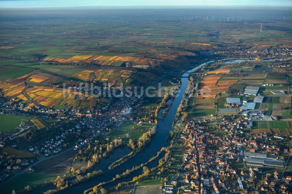 Mainstockheim aus der Vogelperspektive: Herbstluftbild Dorfsiedlung am Weinbaugebiet in Mainstockheim im Bundesland Bayern, Deutschland