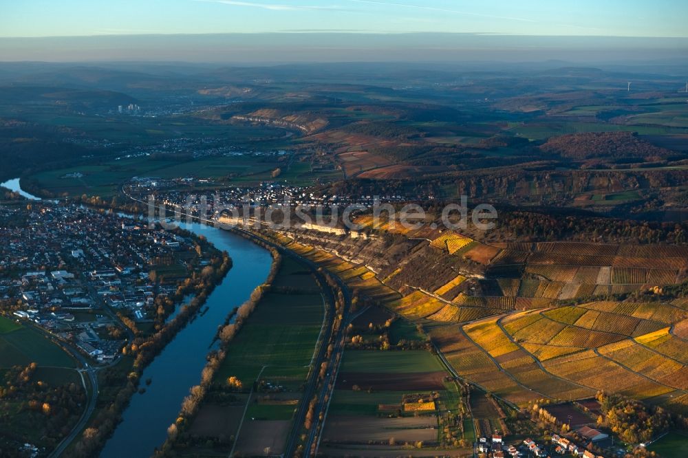 Zellingen von oben - Herbstluftbild Dorfsiedlung am Weinbaugebiet in Zellingen im Bundesland Bayern, Deutschland