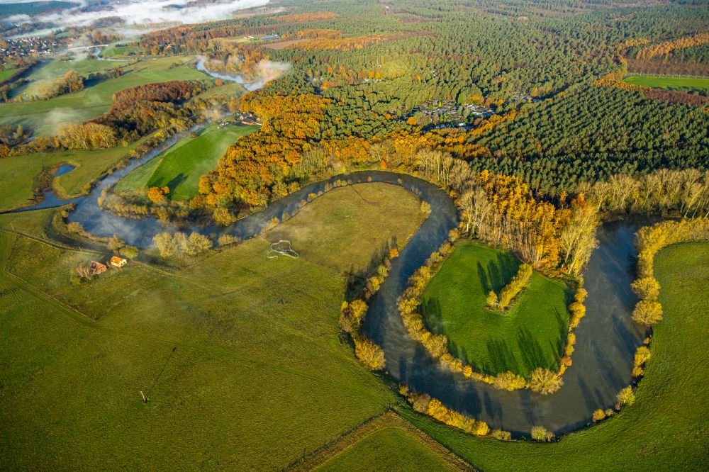 Ahsen aus der Vogelperspektive: Herbstluftbild Dunst- Wetterlage am Fluss Lippe in Ahsen im Bundesland Nordrhein-Westfalen, Deutschland
