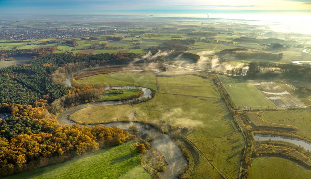 Luftaufnahme Ahsen - Herbstluftbild Dunst- Wetterlage am Fluss Lippe in Ahsen im Bundesland Nordrhein-Westfalen, Deutschland