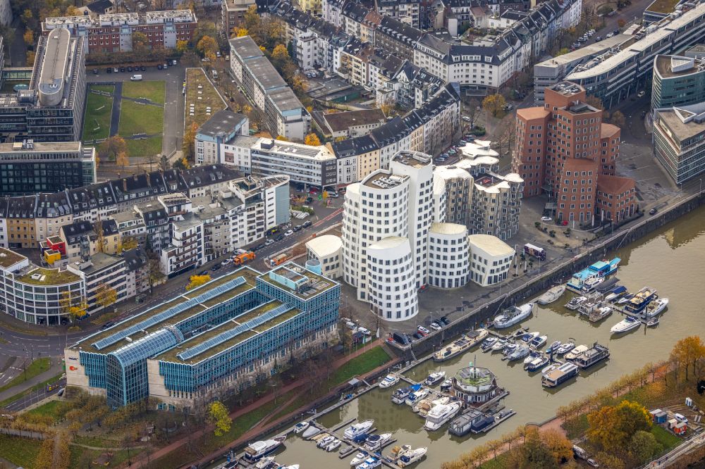 Luftaufnahme Düsseldorf - Herbstluftbild Ensemble Gehry Bauten - Neuer Zollhof am Ufer des Rhein im Ortsteil Unterbilk in Düsseldorf im Bundesland Nordrhein-Westfalen, Deutschland