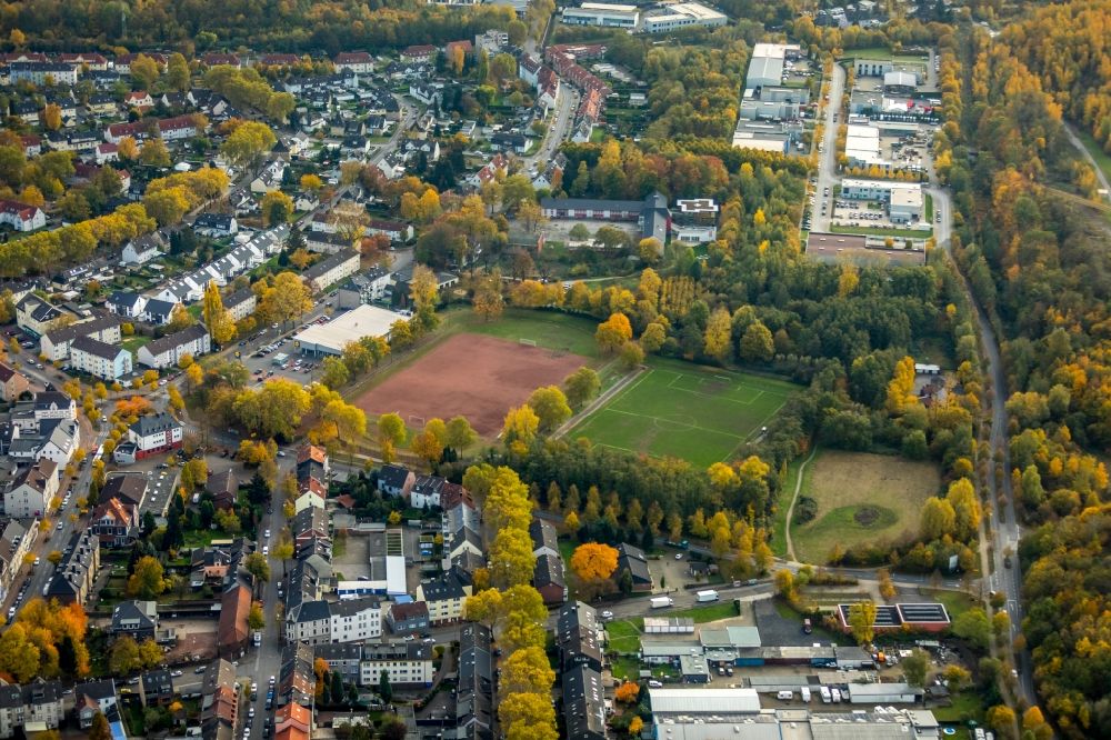 Luftaufnahme Gladbeck - Herbstluftbild des Ensemble der Sportplatzanlagen des SuS Schwarz Blau Gladbeck e.V in Gladbeck im Bundesland Nordrhein-Westfalen