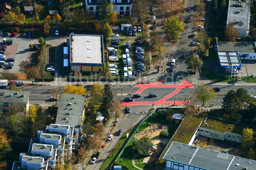 Luftbild Berlin - Herbstluftbild Fahrbahnmarkierung der Kreuzung Kaiser-Wilhelm-Straße - Edenkobener Weg in Berlin, Deutschland