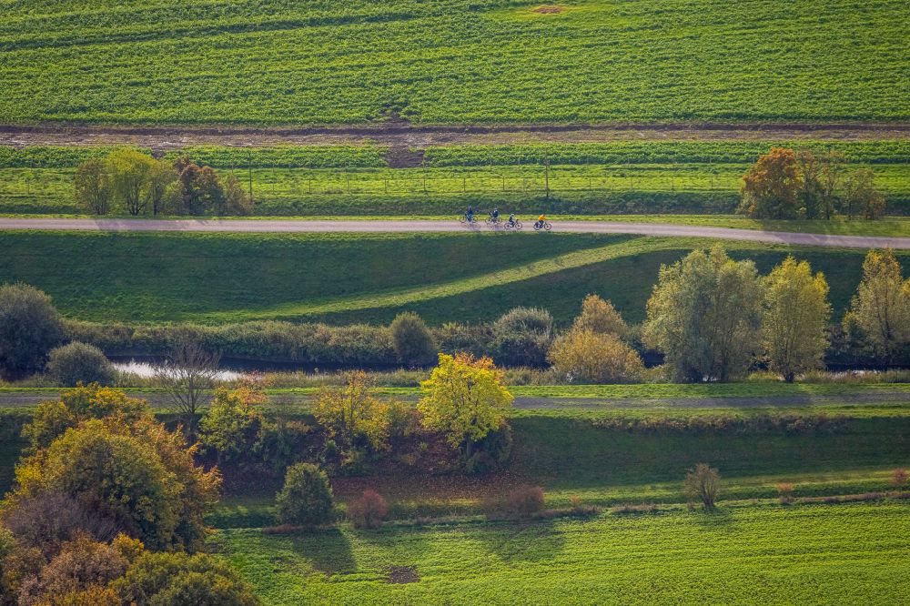 Luftbild Bergkamen - Herbstluftbild Fahrradweg - Radweg entlang der Seseke in Bergkamen im Bundesland Nordrhein-Westfalen, Deutschland