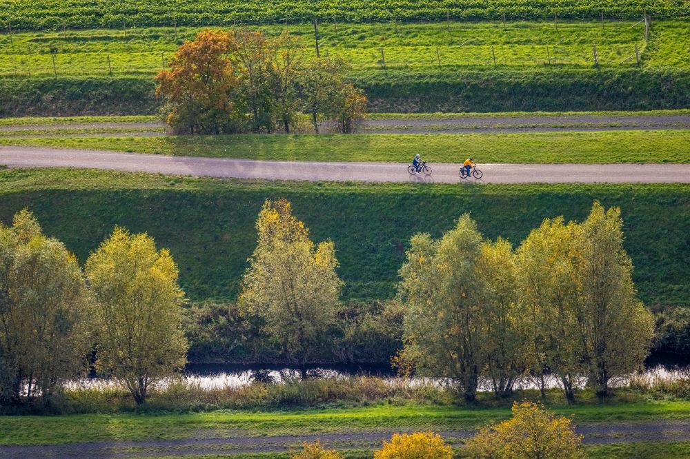 Luftaufnahme Bergkamen - Herbstluftbild Fahrradweg - Radweg entlang der Seseke in Bergkamen im Bundesland Nordrhein-Westfalen, Deutschland
