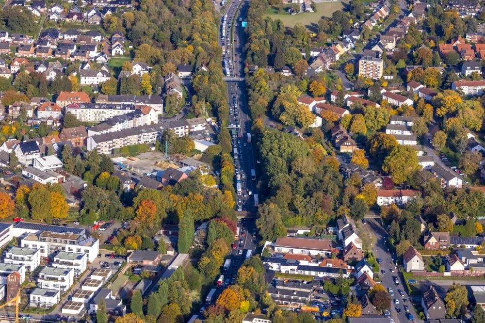 Gladbeck von oben - Herbstluftbild Fahrzeuge im Straßenverkehr entlang der Essener Straße in Gladbeck im Bundesland Nordrhein-Westfalen, Deutschland