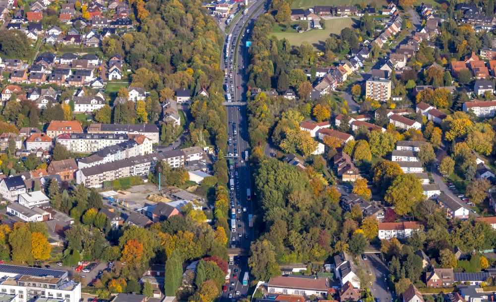 Gladbeck aus der Vogelperspektive: Herbstluftbild Fahrzeuge im Straßenverkehr entlang der Essener Straße in Gladbeck im Bundesland Nordrhein-Westfalen, Deutschland