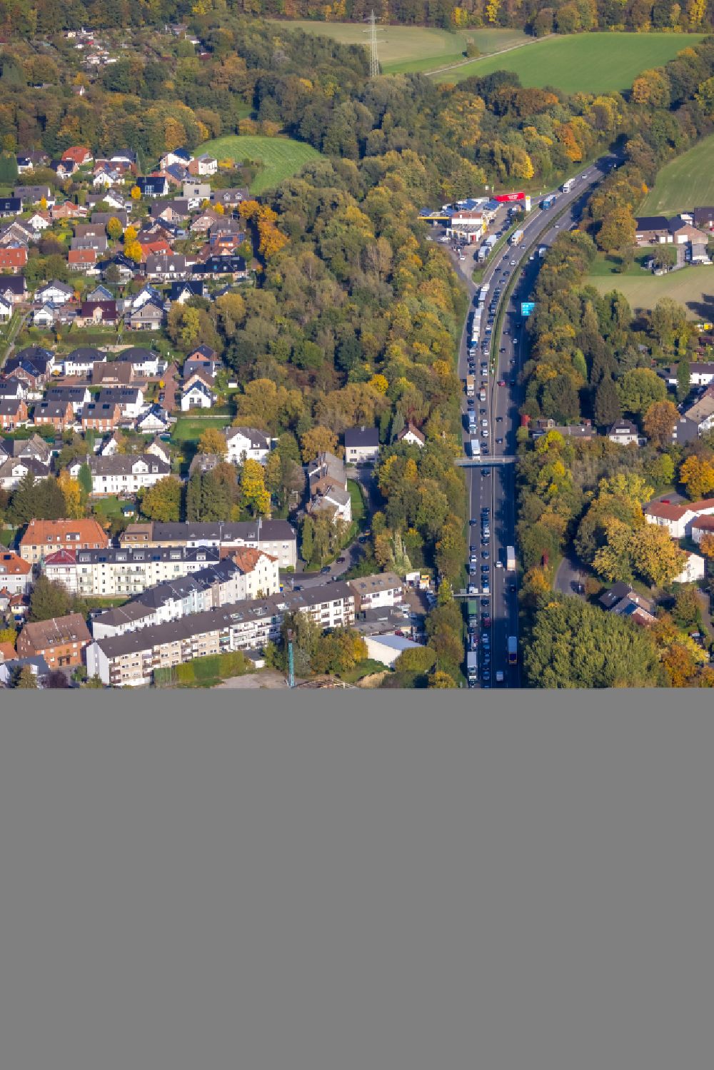 Luftbild Gladbeck - Herbstluftbild Fahrzeuge im Straßenverkehr entlang der Essener Straße in Gladbeck im Bundesland Nordrhein-Westfalen, Deutschland
