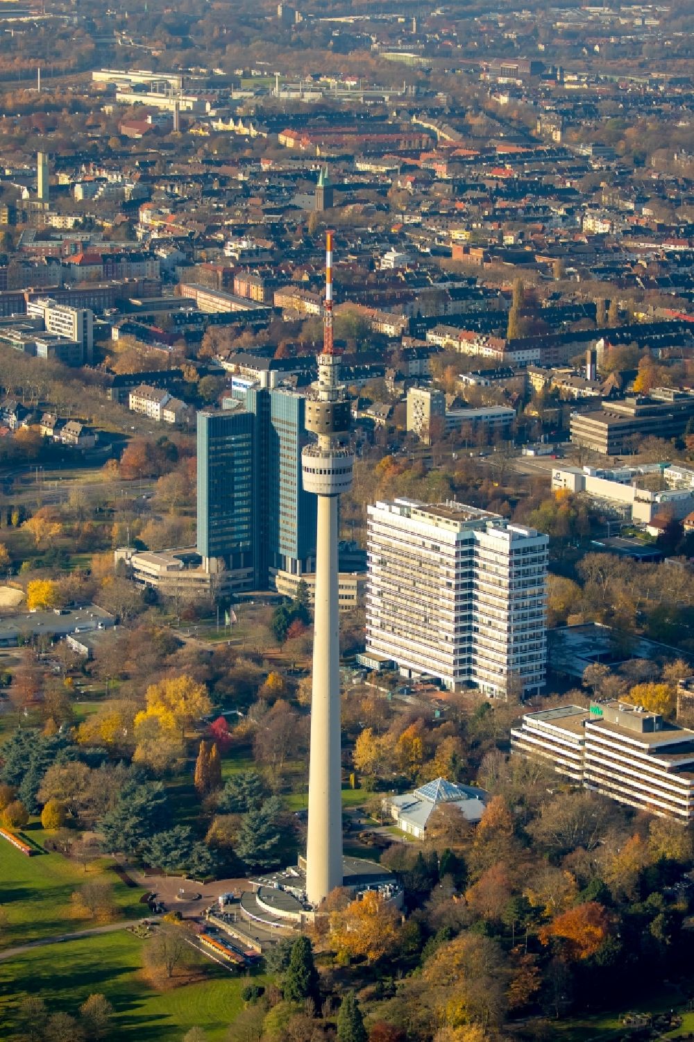 Dortmund aus der Vogelperspektive: Herbstluftbild Fernmeldeturm und Fernsehturm Florianturm in Dortmund im Bundesland Nordrhein-Westfalen, Deutschland