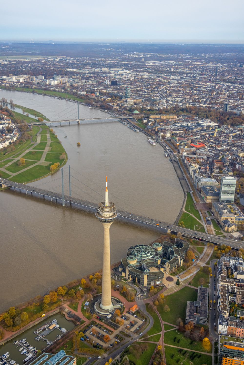 Düsseldorf von oben - Herbstluftbild Fernmeldeturm und Fernsehturm im Ortsteil Unterbilk in Düsseldorf im Bundesland Nordrhein-Westfalen, Deutschland