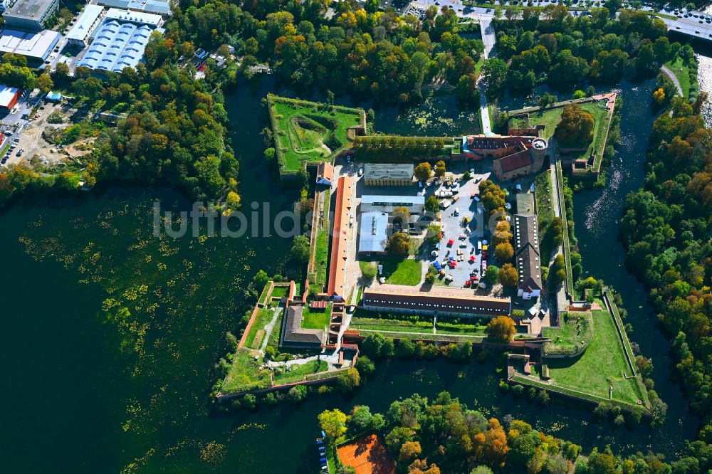 Berlin aus der Vogelperspektive: Herbstluftbild Festungsanlage Zitadelle Spandau Am Juliusturm im Ortsteil Haselhorst in Berlin, Deutschland