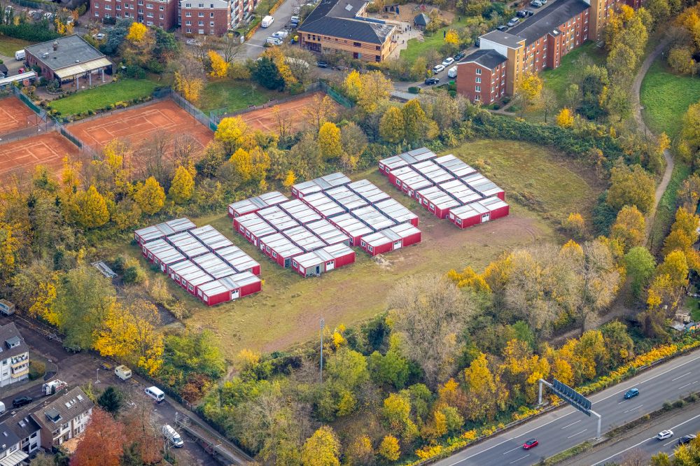 Luftbild Düsseldorf - Herbstluftbild Flüchtlingsheim- und Asylunterkunfts- Container- Siedlung als Behelfsunterkunft in Düsseldorf im Bundesland Nordrhein-Westfalen, Deutschland