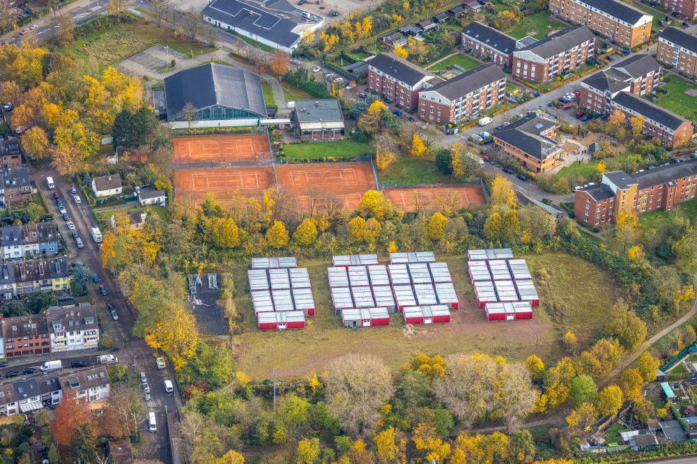 Luftaufnahme Düsseldorf - Herbstluftbild Flüchtlingsheim- und Asylunterkunfts- Container- Siedlung als Behelfsunterkunft in Düsseldorf im Bundesland Nordrhein-Westfalen, Deutschland