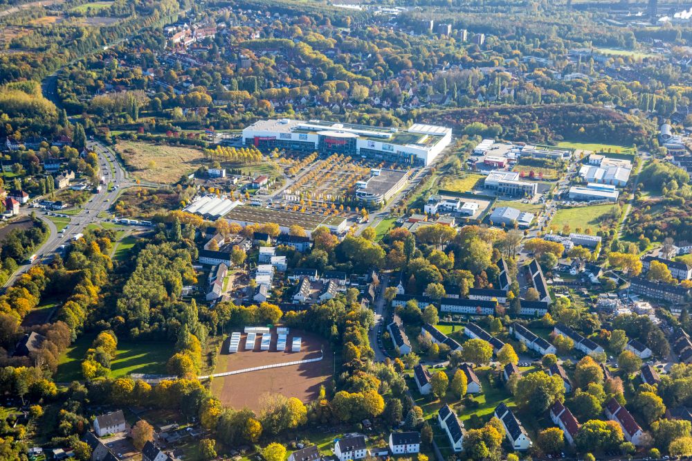 Luftaufnahme Bottrop - Herbstluftbild Flüchtlingsheim- und Asylunterkunfts- Container- Siedlung als Behelfsunterkunft auf einem ehemaligen Sportplatz in Bottrop im Bundesland Nordrhein-Westfalen, Deutschland