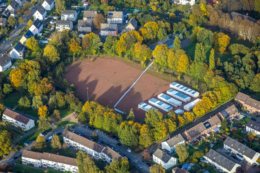 Bottrop von oben - Herbstluftbild Flüchtlingsheim- und Asylunterkunfts- Container- Siedlung als Behelfsunterkunft auf einem ehemaligen Sportplatz in Bottrop im Bundesland Nordrhein-Westfalen, Deutschland
