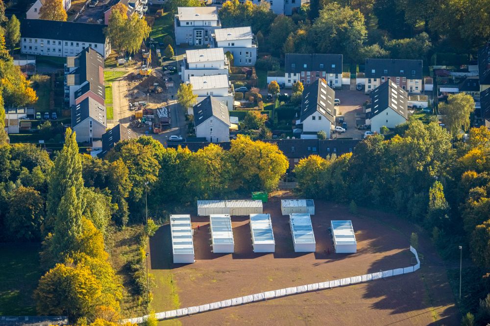 Luftbild Bottrop - Herbstluftbild Flüchtlingsheim- und Asylunterkunfts- Container- Siedlung als Behelfsunterkunft auf einem ehemaligen Sportplatz in Bottrop im Bundesland Nordrhein-Westfalen, Deutschland