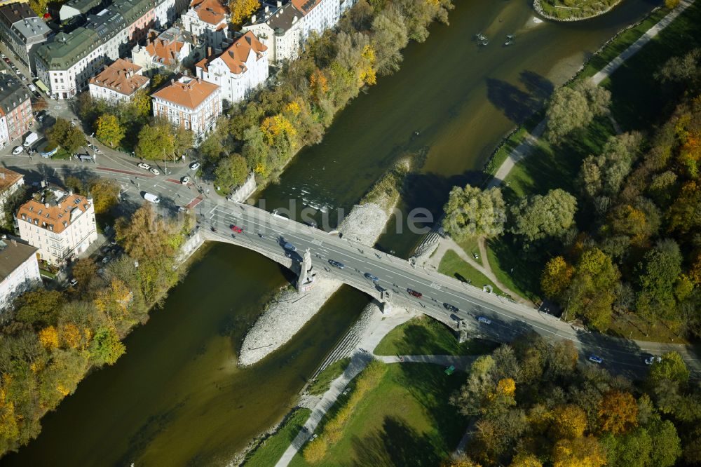 Luftbild München - Herbstluftbild Fluß - Brückenbauwerk Wittelsbacher Brücke über die Isar im Ortsteil Ludwigsvorstadt-Isarvorstadt in München im Bundesland Bayern, Deutschland
