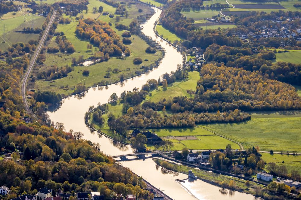 Luftaufnahme Hattingen - Herbstluftbild Fluß - Kurvenverlauf der Ruhr in Hattingen im Bundesland Nordrhein-Westfalen, Deutschland