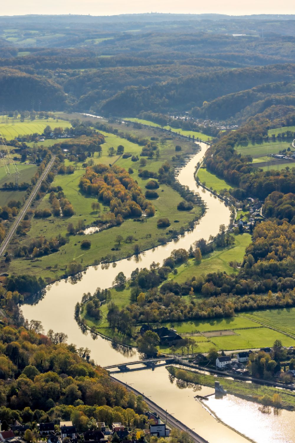 Hattingen von oben - Herbstluftbild Fluß - Kurvenverlauf der Ruhr in Hattingen im Bundesland Nordrhein-Westfalen, Deutschland