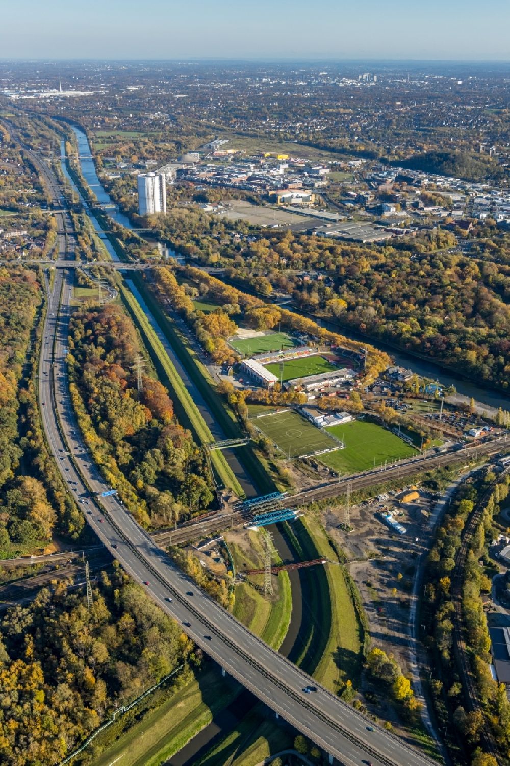 Luftbild Oberhausen - Herbstluftbild Flußverlauf der Emscher mit Blick auf das Fußball- Stadion Stadion Niederrhein in Oberhausen im Bundesland Nordrhein-Westfalen, Deutschland