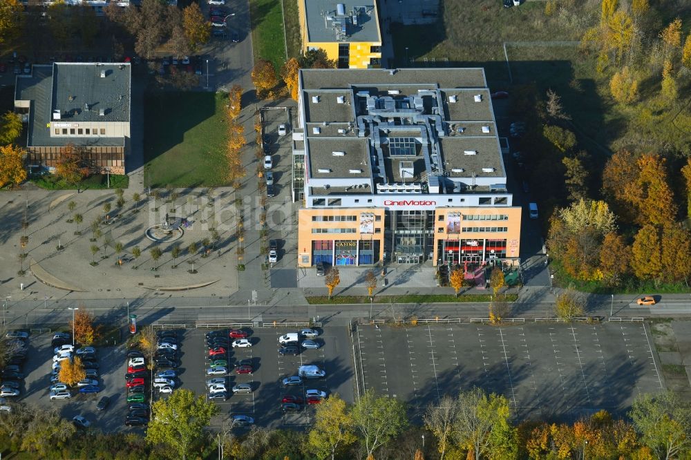Luftaufnahme Berlin - Herbstluftbild Freizeitzentrum - Kino - Gebäude im Ortsteil Neu-Hohenschönhausen in Berlin, Deutschland