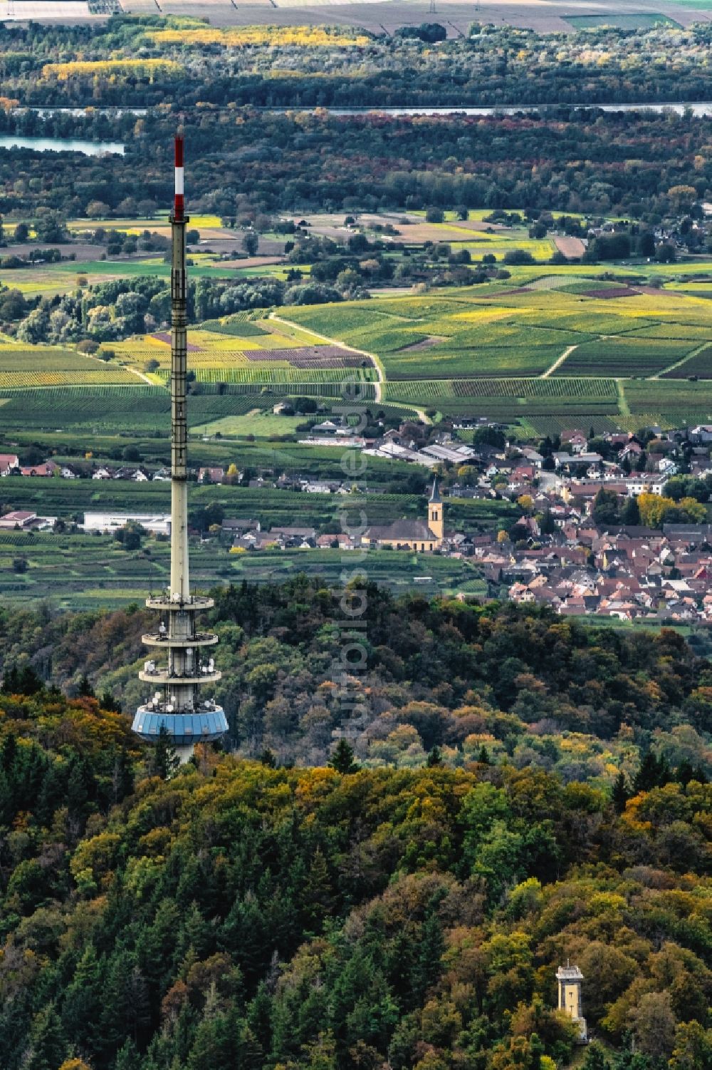 Luftbild Vogtsburg im Kaiserstuhl - Herbstluftbild Funkturm und Sendeanlage als Grundnetzsender am Kaiserstuhl im Bundesland Baden-Württemberg, Deutschland