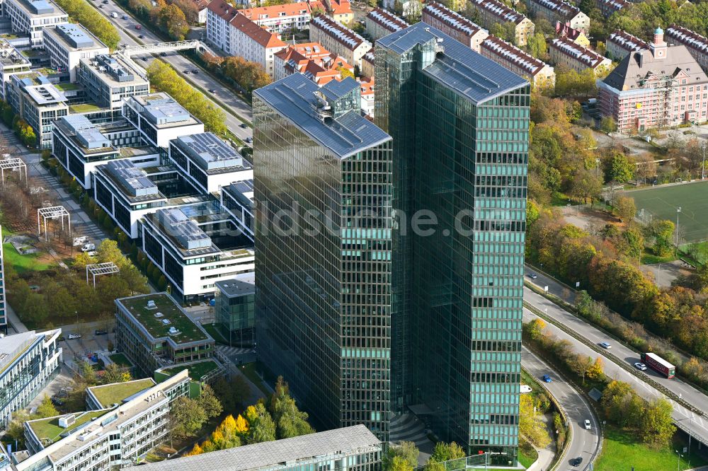 Luftbild München - Herbstluftbild Gebäudekomplex HighLight Towers im Ortsteil Schwabing-Freimann in München im Bundesland Bayern, Deutschland