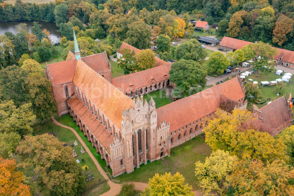 Chorin von oben - Herbstluftbild Gebäudekomplex des Klosters in Chorin im Bundesland Brandenburg