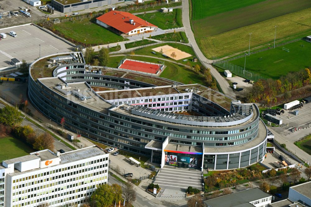 Luftaufnahme Unterföhring - Herbstluftbild Gebäudekomplex des Senders Sky Media GmbH in Unterföhring im Bundesland Bayern, Deutschland